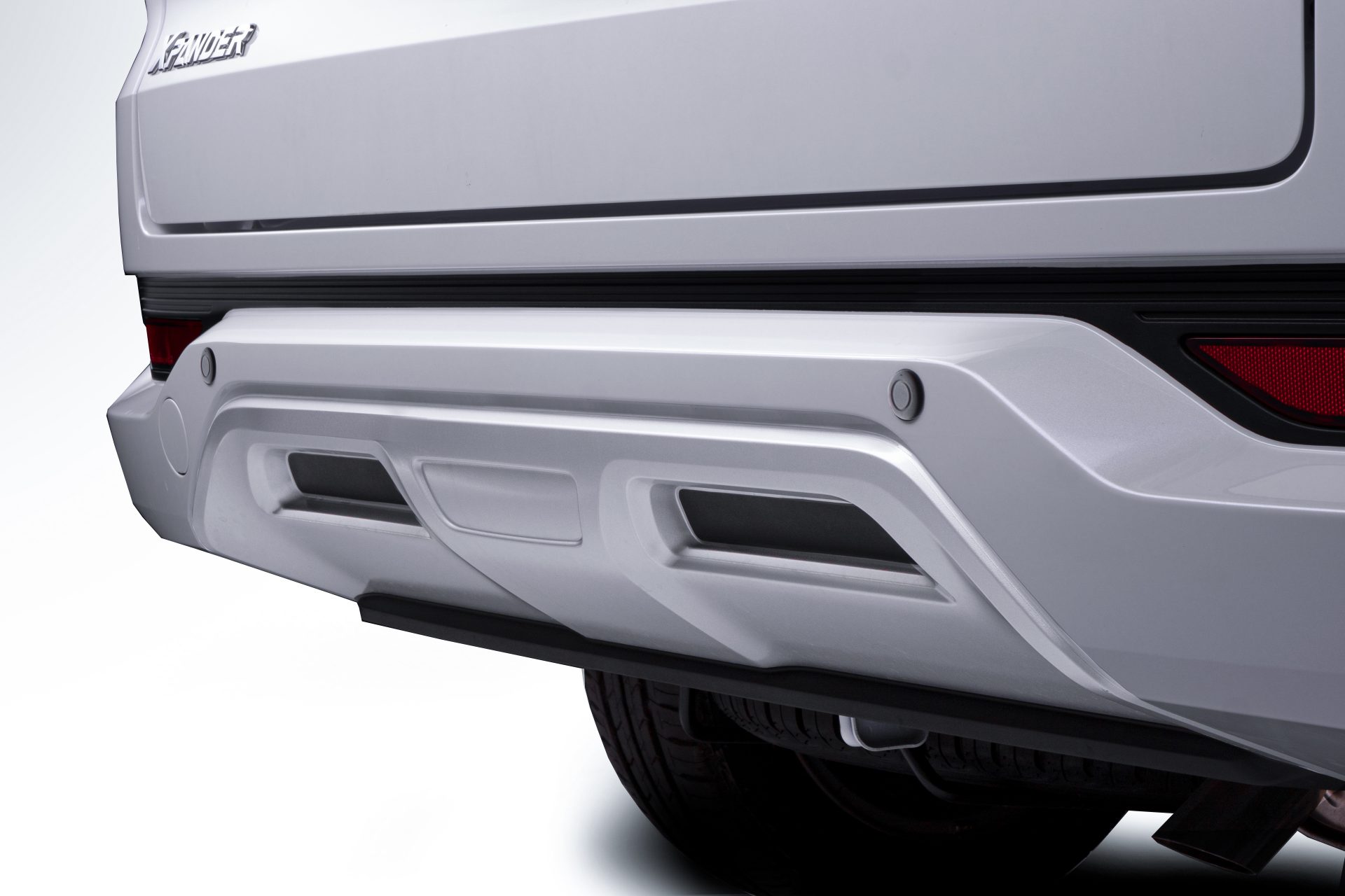 Mitsubishi Xpander và Xpander Cross Special version đã được nâng cấp thêm thiết bị an toàn hai trang là camera toàn cảnh 360 độ và hệ thống cảm biến chuyển hướng giúp tài xế mở rộng tầm nhìn khi lái xe, tăng khả năng hiển thị chướng ngại vật Object, up limit and off dần dần và chỉ khi xe chạy.