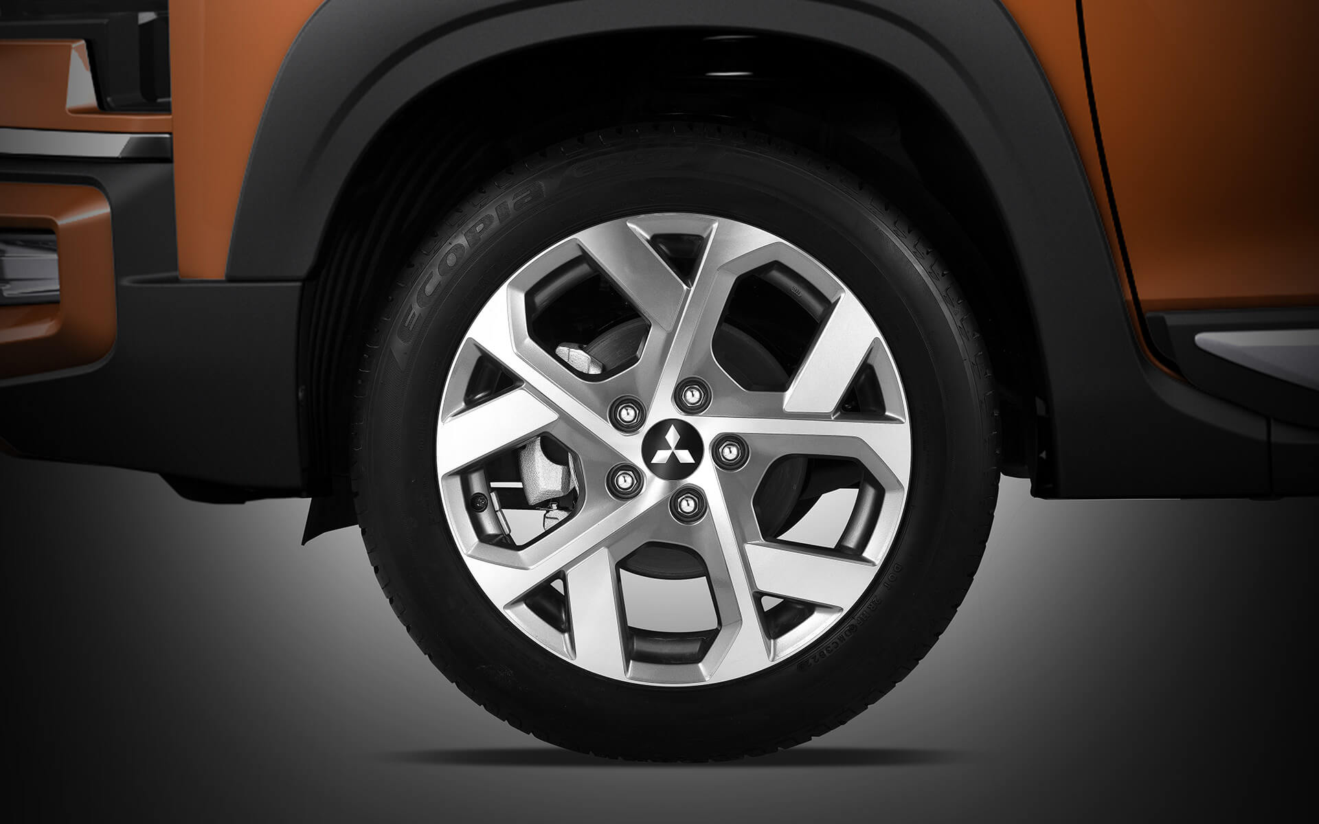 Chất SUV của Xpander Cross 2023 được thể hiện qua mâm hợp kim cứng cáp 17 inch, thiết kế 5 chấu kép hình chữ Y với 2 tông màu tương phản, gia tăng sự vững chãi cho tổng thể chiếc xe, khoảng sáng gầm 225 mm cao nhất phân khúc giúp xe dễ dàng vượt qua những địa hình khó khăn hay ngập nước