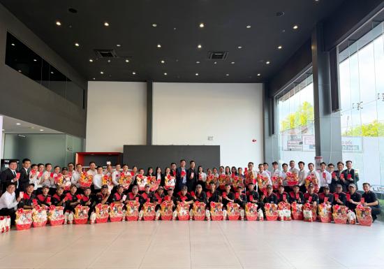 TẶNG QUÀ TẾT CHO CBNV – NÉT ĐẸP VĂN HÓA TẠI MITSUBISHI TÂY NINH