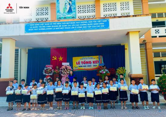 Mitsubishi Tây Ninh Tặng 1000 Quyển Tập Cho 2 Trường Tiểu Học tại Xã Hiệp Tân